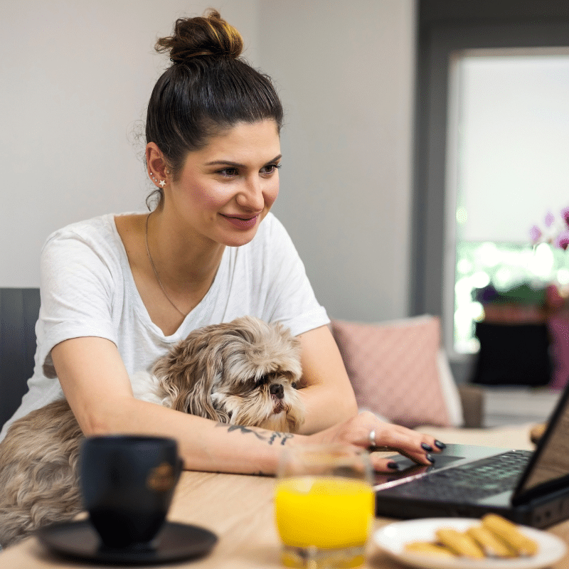 Trabalhar em casa com um cão